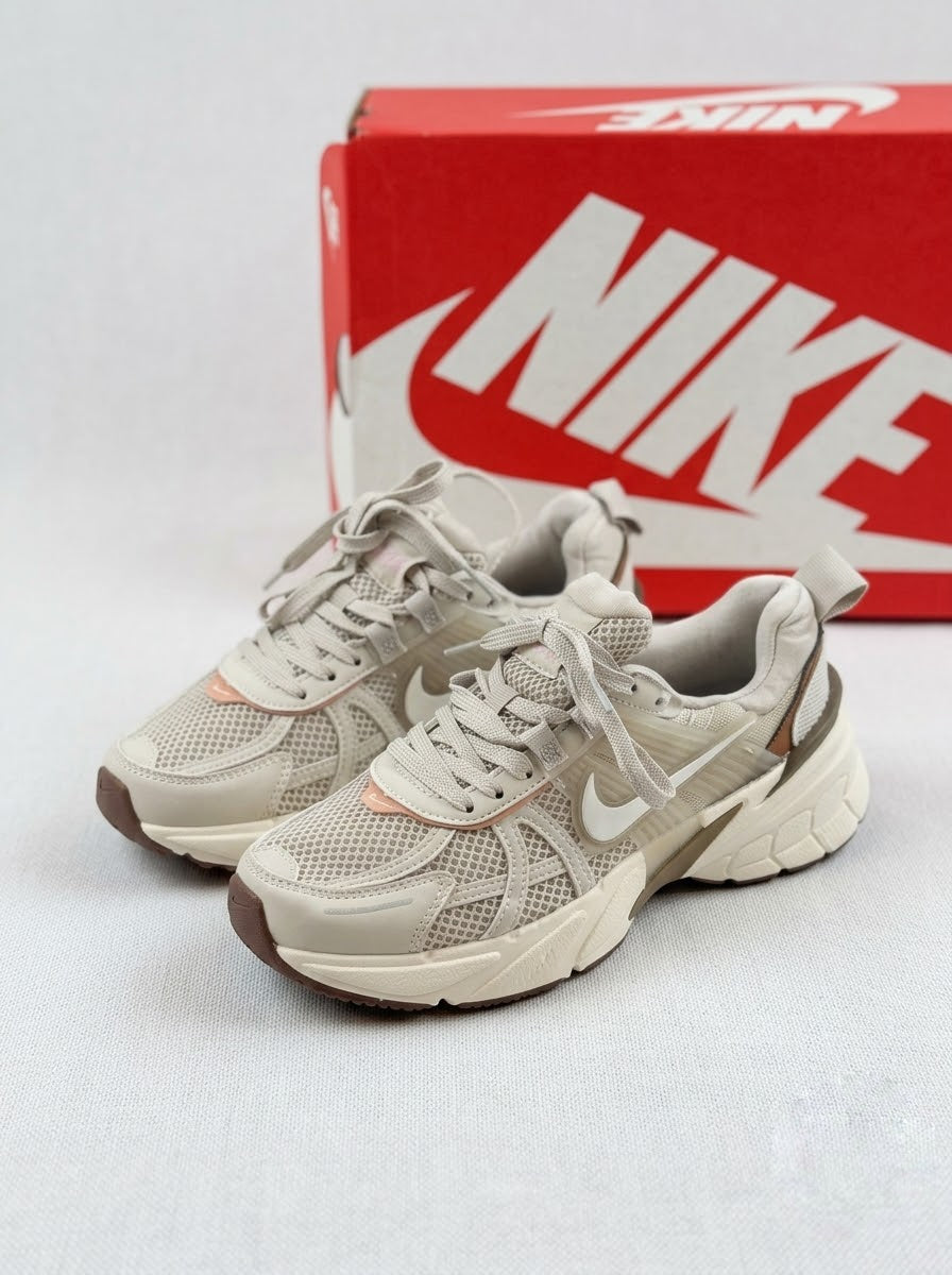 Nike V2K Run Beige, Crema y Café