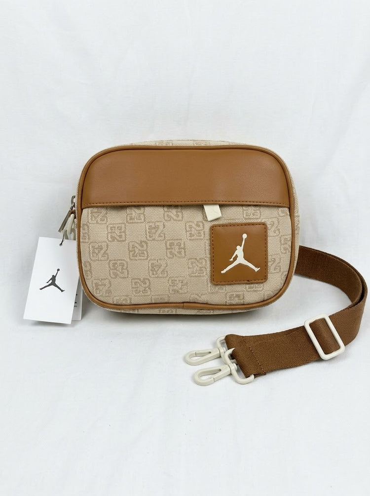 Bolso Crossbody Jordan Monogram Beige / Crema y Café Camel
