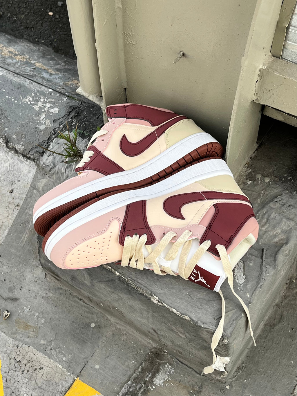 Air Jordan 1 Mid Rosa y Vinotinto