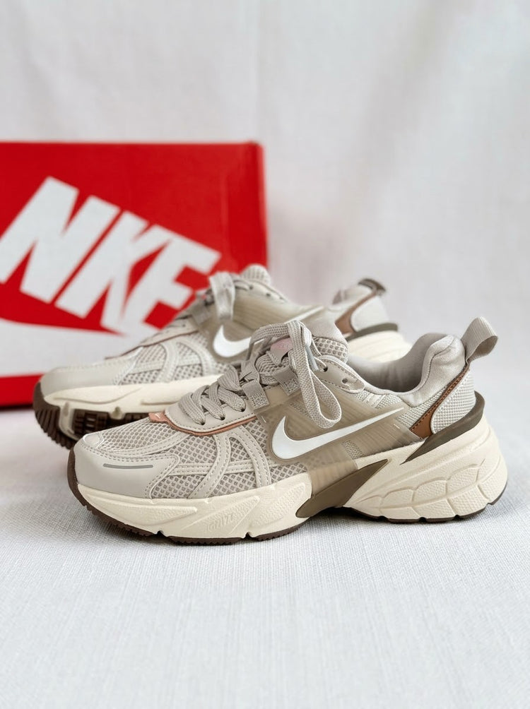Nike V2K Run Beige, Crema y Café