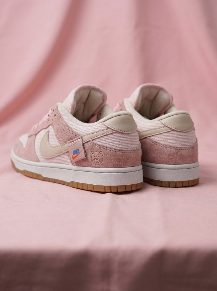 Nike Dunk Low Rosa Pana y Gamuza con Suela Gum