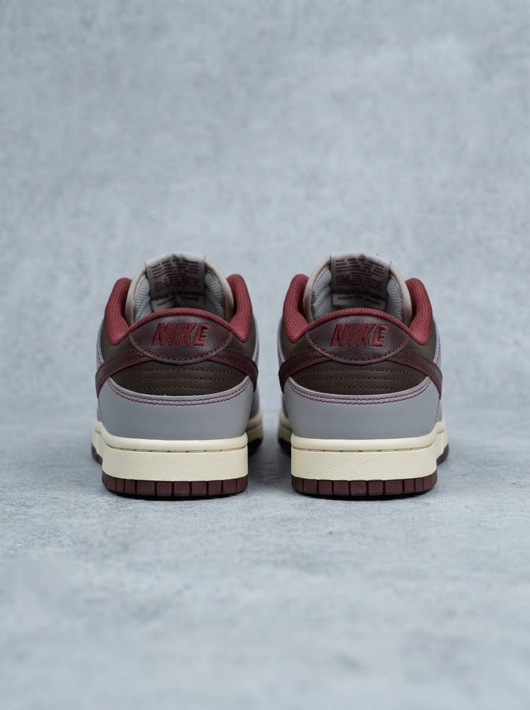 Nike Dunk Low Retro SE Gris y Vinotinto