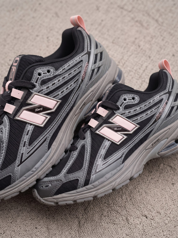 Tenis New Balance 1906R Negro, Gris Carbón y Rosado Pastel