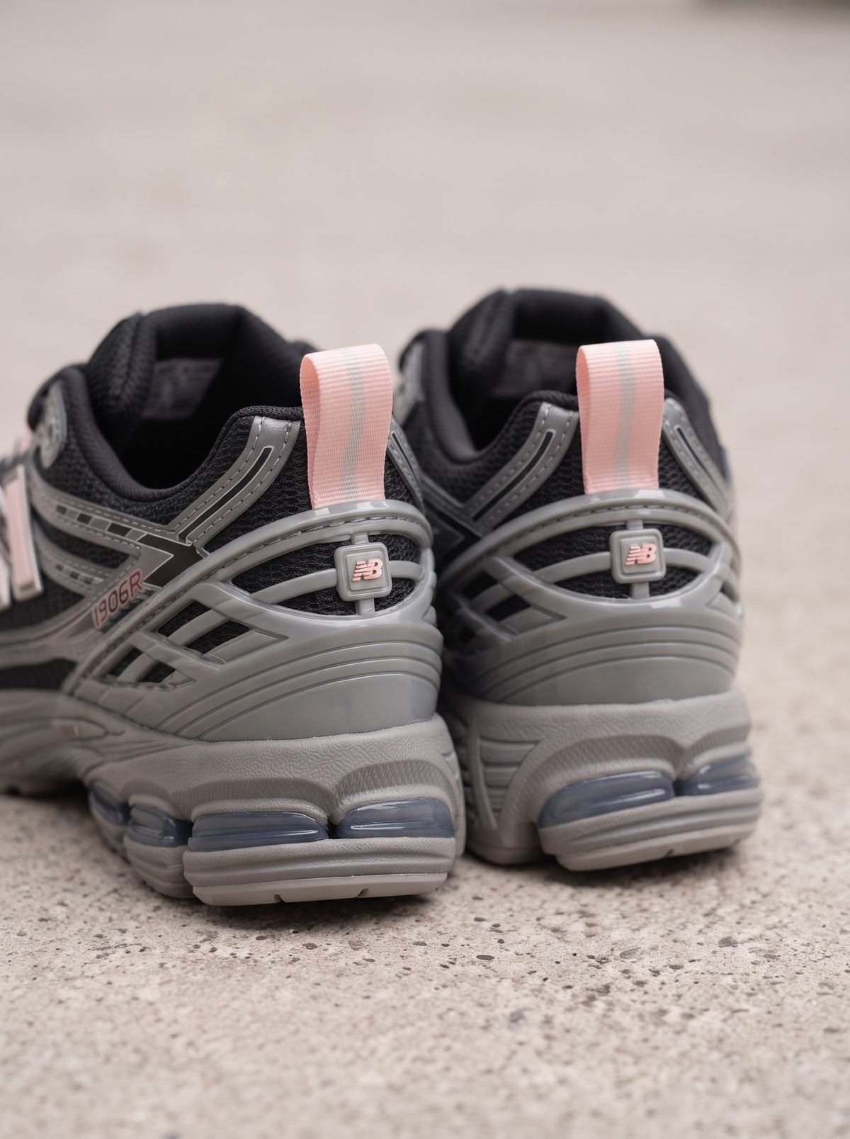 Tenis New Balance 1906R Negro, Gris Carbón y Rosado Pastel