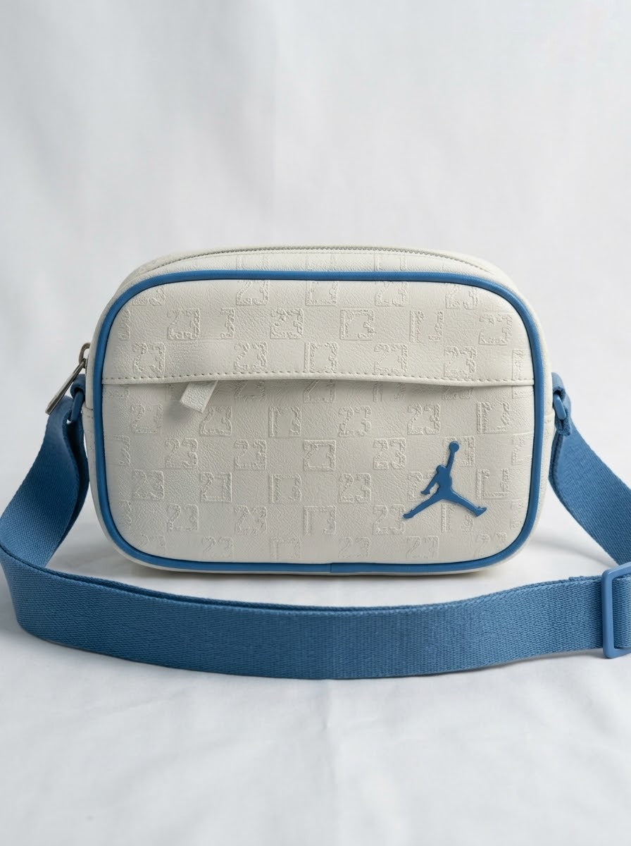 Bolso Crossbody Jordan Monogram Blanco / Azul UNC (Celeste)