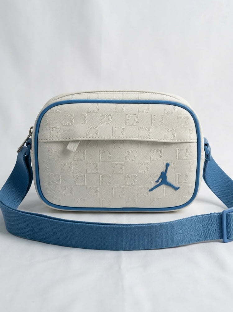 Bolso Crossbody Jordan Monogram Blanco / Azul UNC (Celeste)