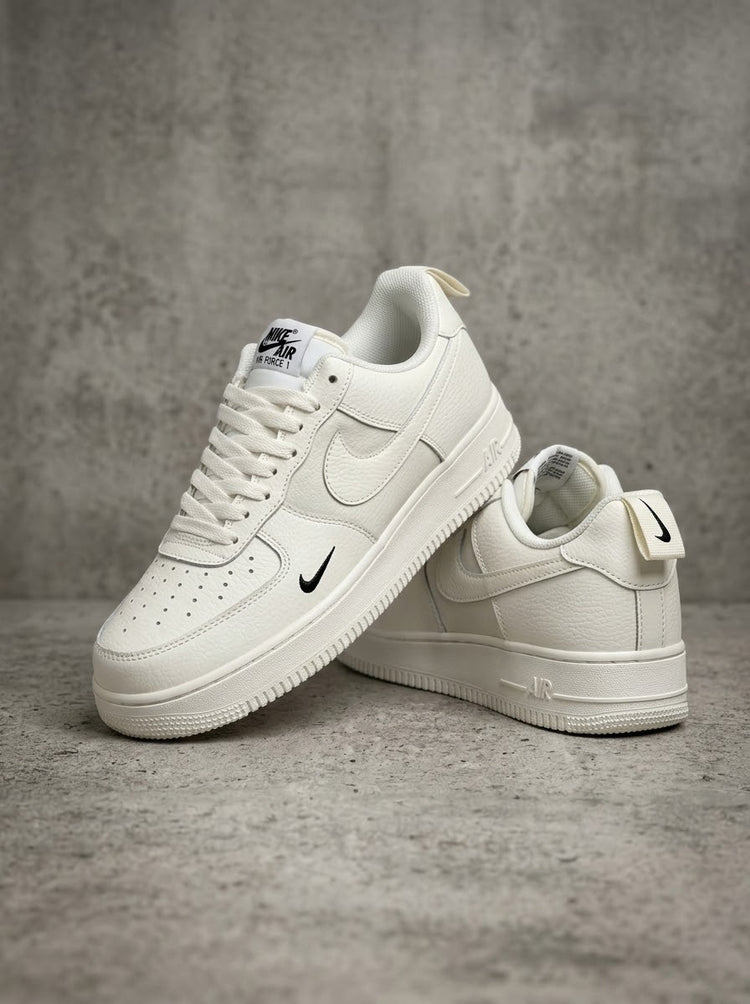 Nike Air Force 1 Low Crema/Negro con Pull-Tab Edición