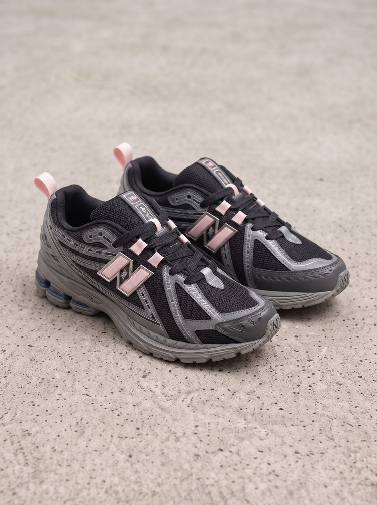 Tenis New Balance 1906R Negro, Gris Carbón y Rosado Pastel