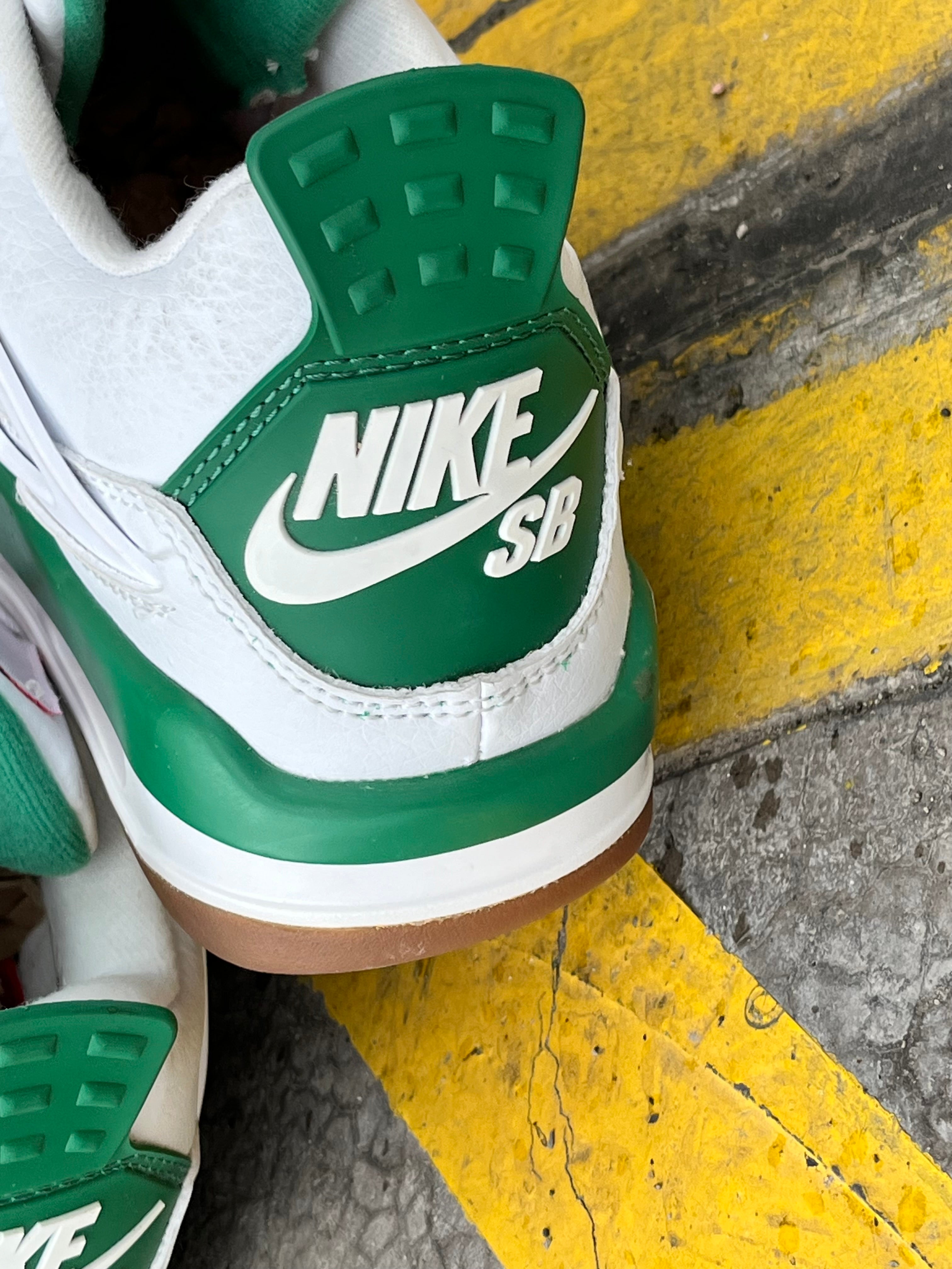 Air Jordan Retro 4 SB