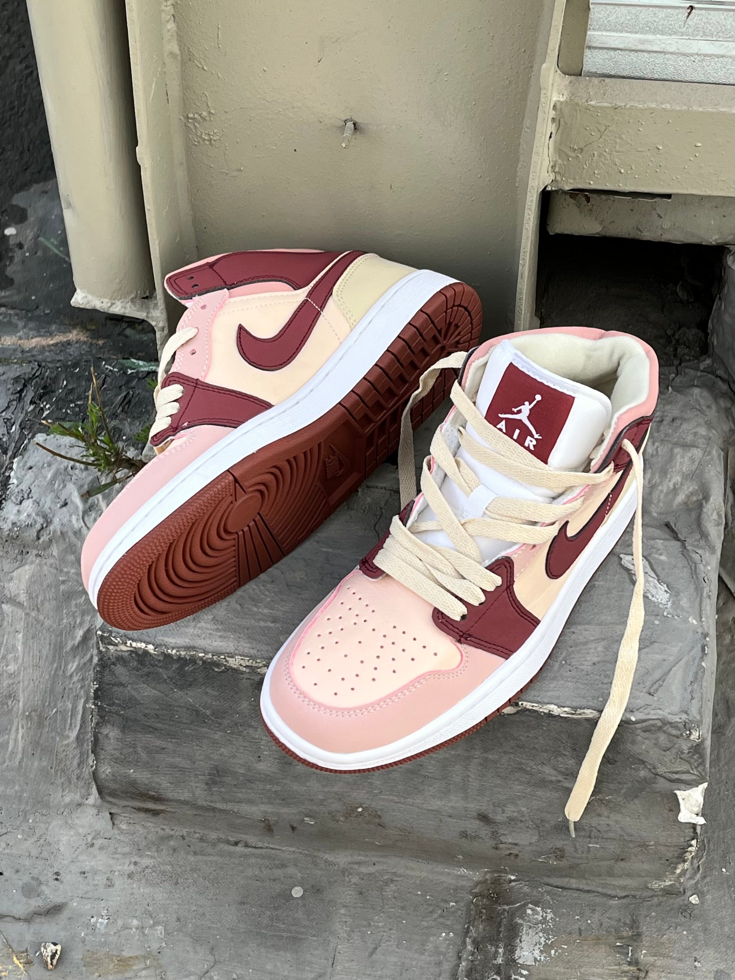 Air Jordan 1 Mid Rosa y Vinotinto