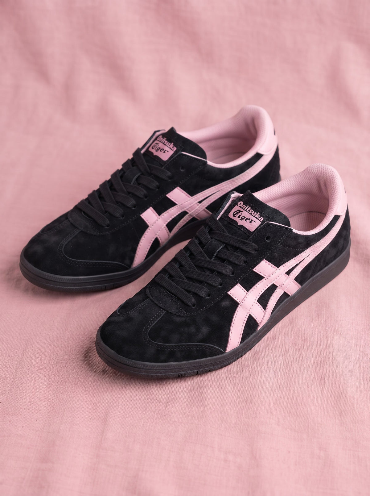 Onitsuka Tiger Tokuten Gamuza Negro y Rosado Pastel