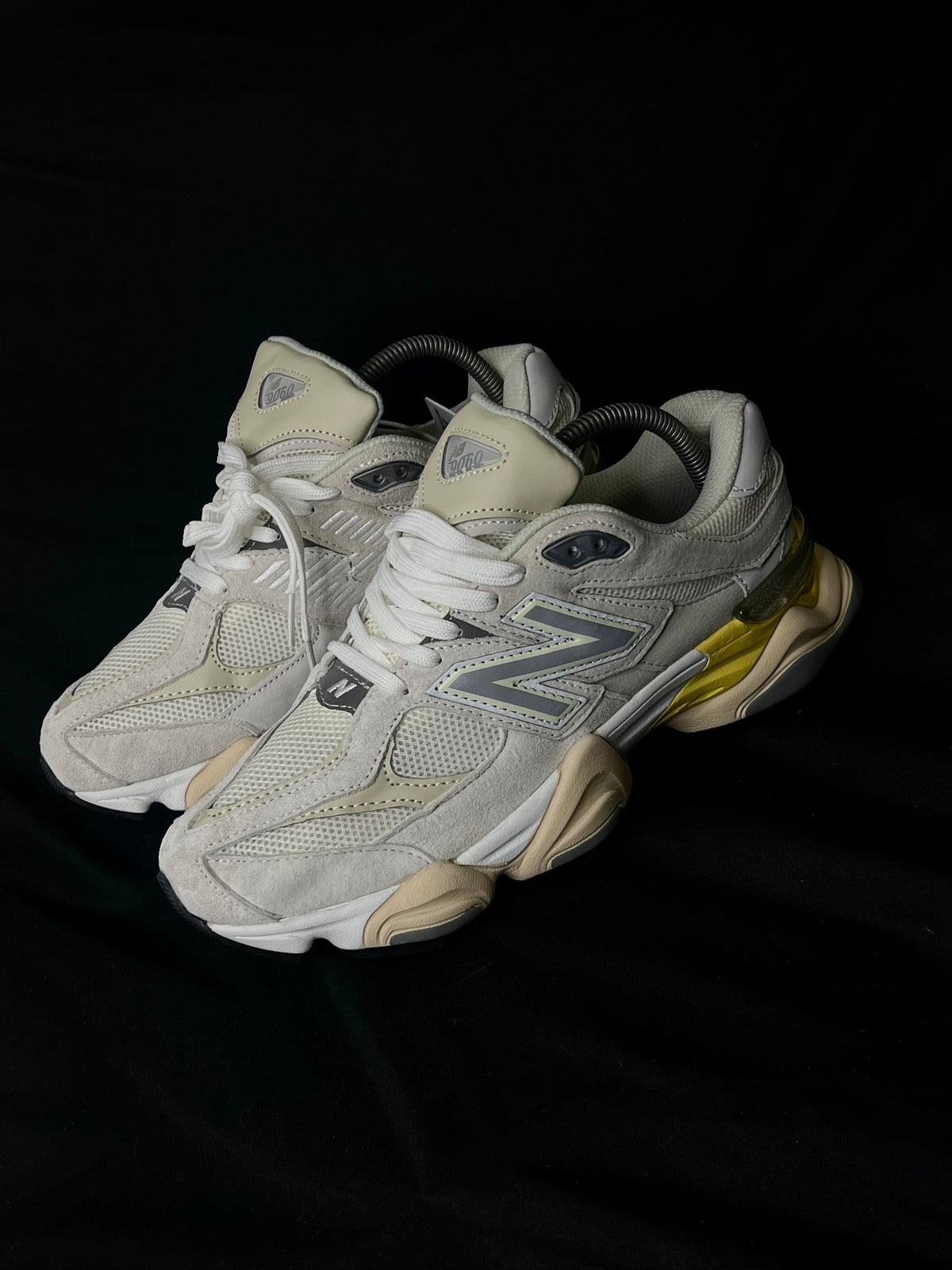 New Balance 9060 Beige y Amarillo