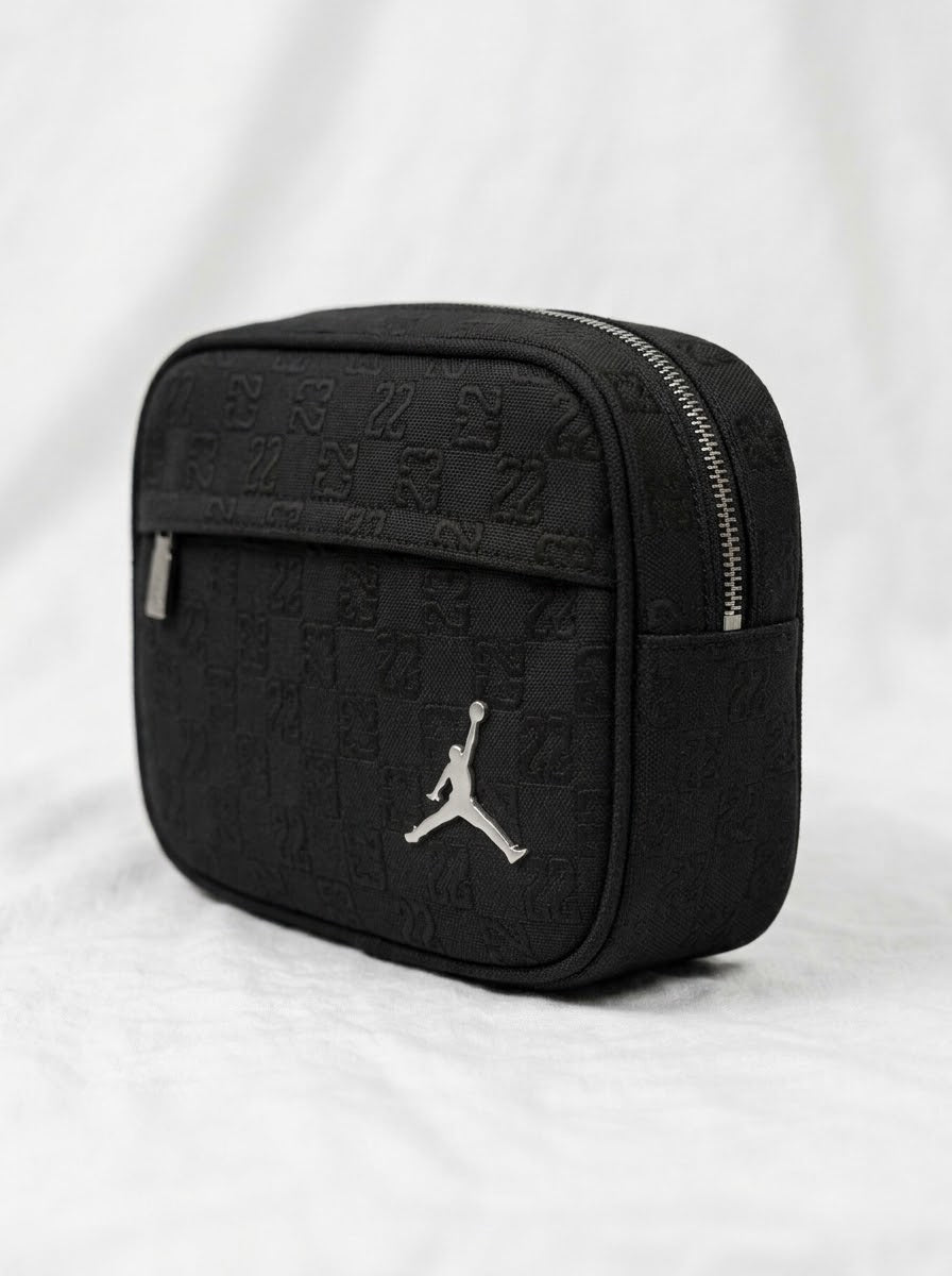 Bolso Crossbody Jordan Monogram Negro / Triple Black con Logo Metálico