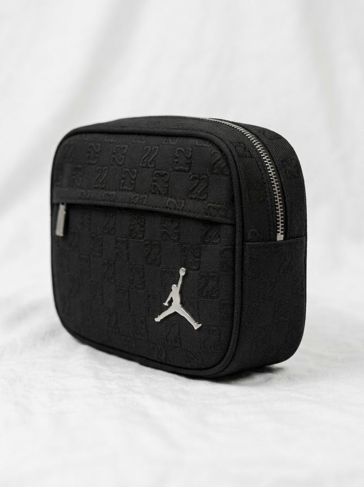 Bolso Crossbody Jordan Monogram Negro / Triple Black con Logo Metálico