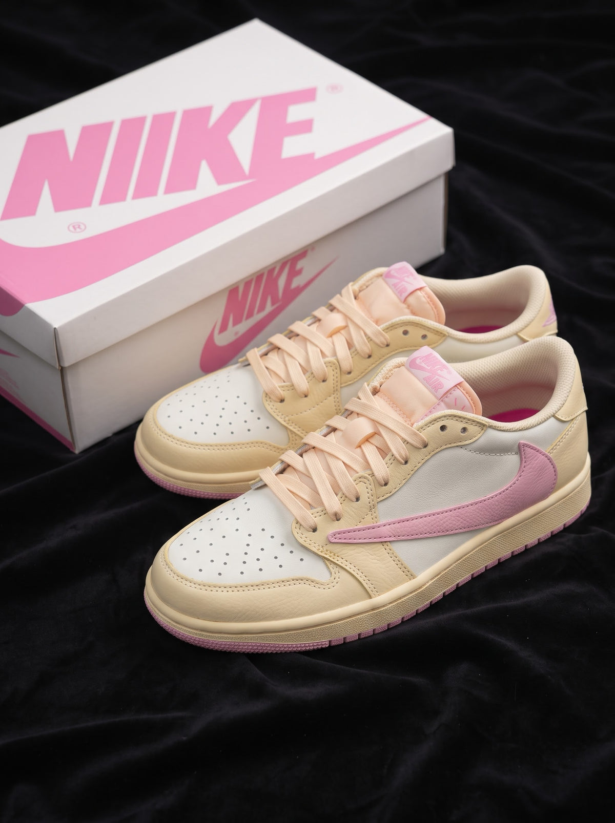 Air Jordan 1 Low OG x Travis Scott "Shy Pink"