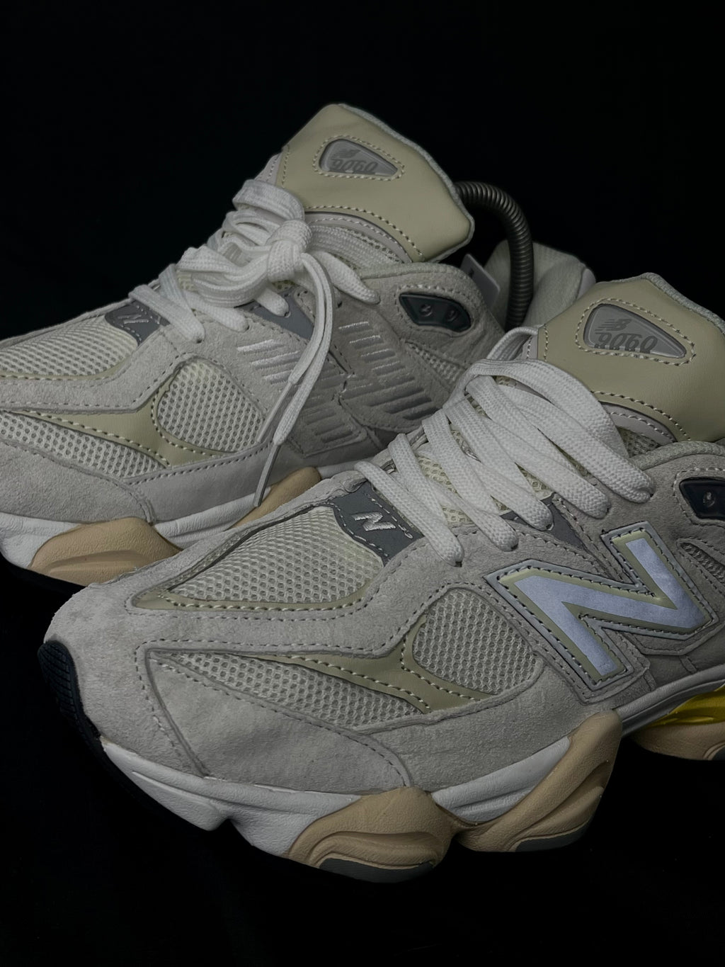 New Balance 9060 Beige y Amarillo
