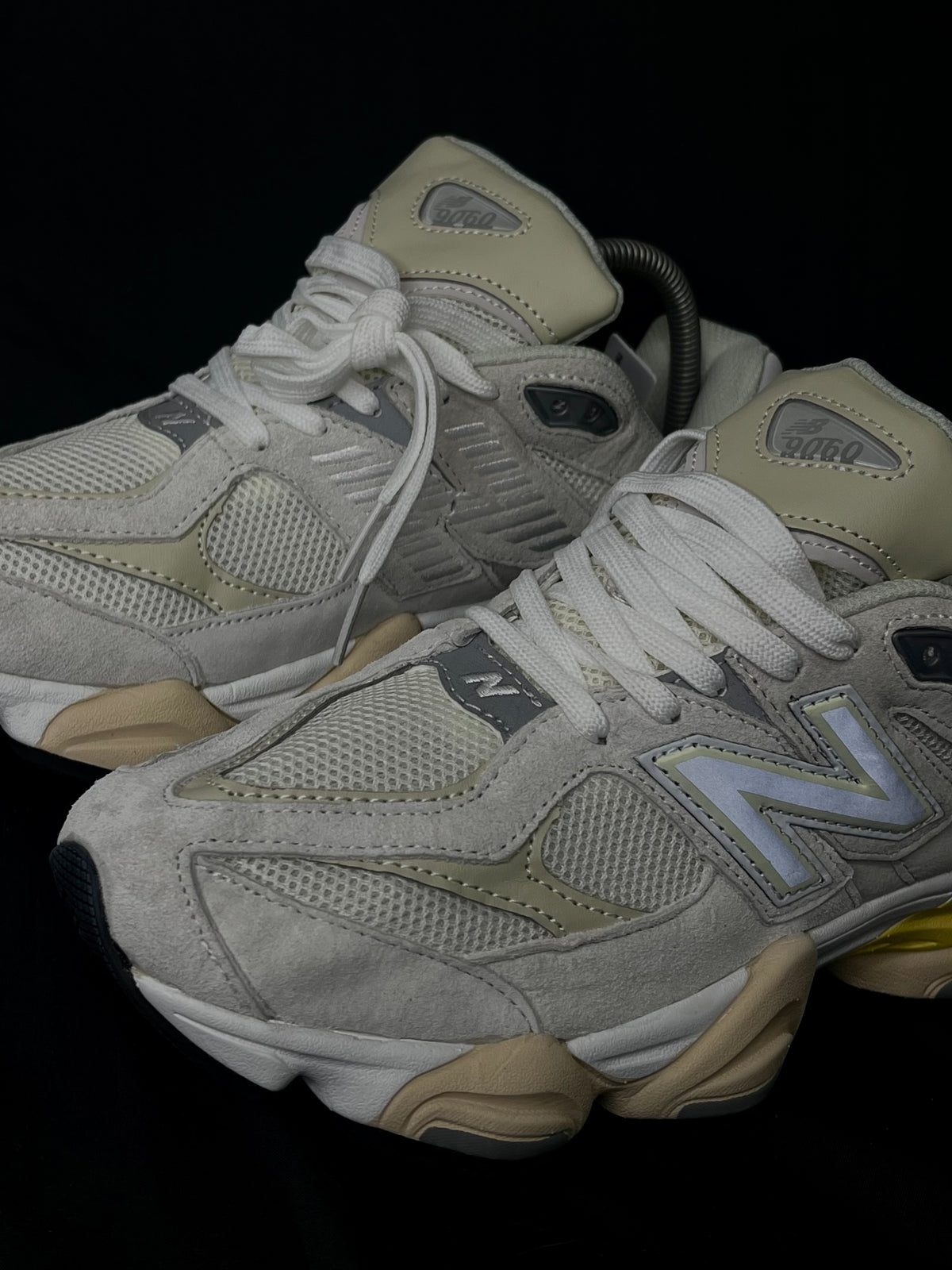 New Balance 9060 Beige y Amarillo