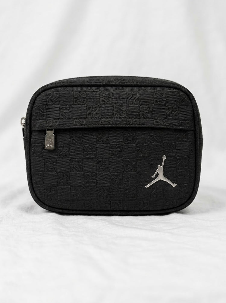 Bolso Crossbody Jordan Monogram Negro / Triple Black con Logo Metálico