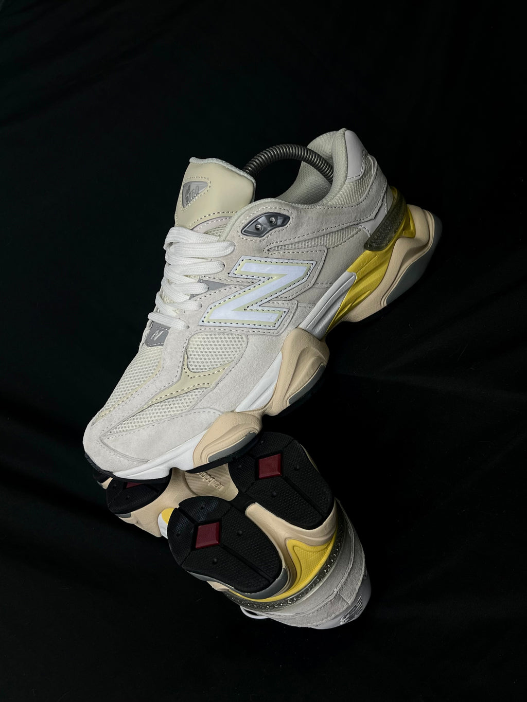 New Balance 9060 Beige y Amarillo