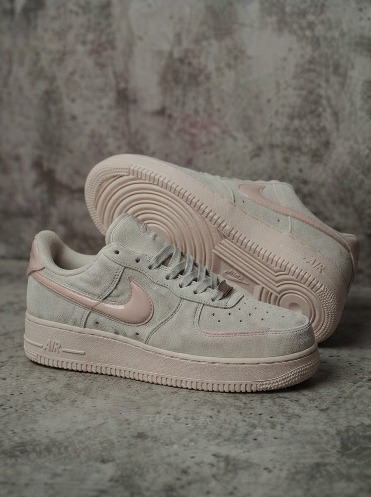 Nike Air Force 1 Low Gamuza Nude/Rosa Pastel