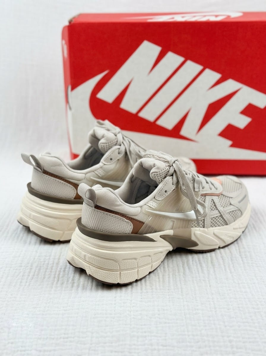 Nike V2K Run Beige, Crema y Café