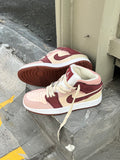 Air Jordan 1 Mid Rosa y Vinotinto