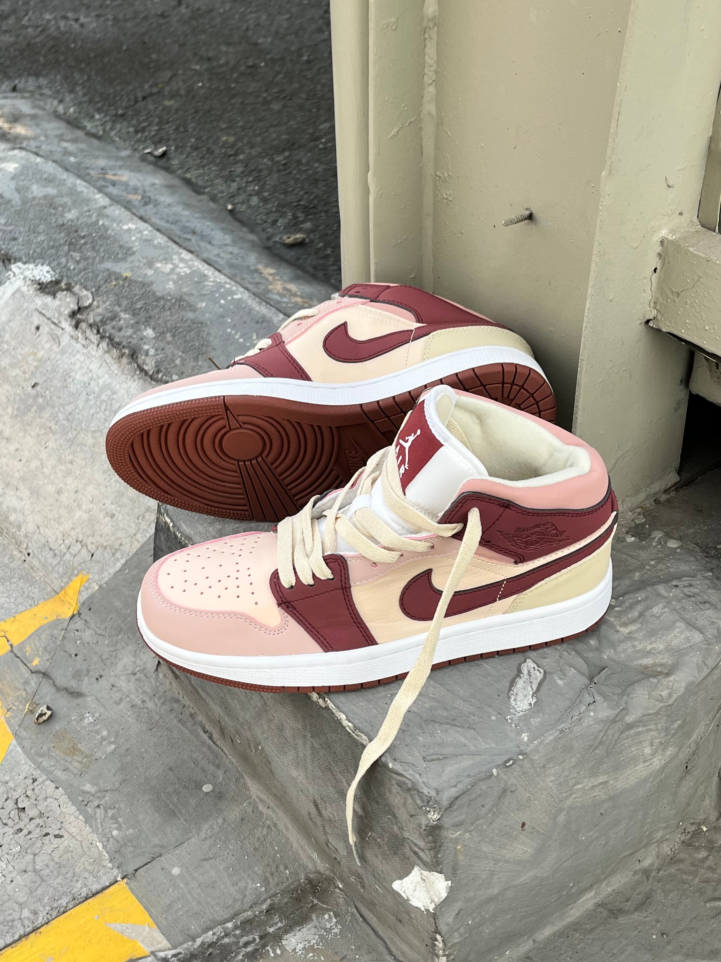 Air Jordan 1 Mid Rosa y Vinotinto